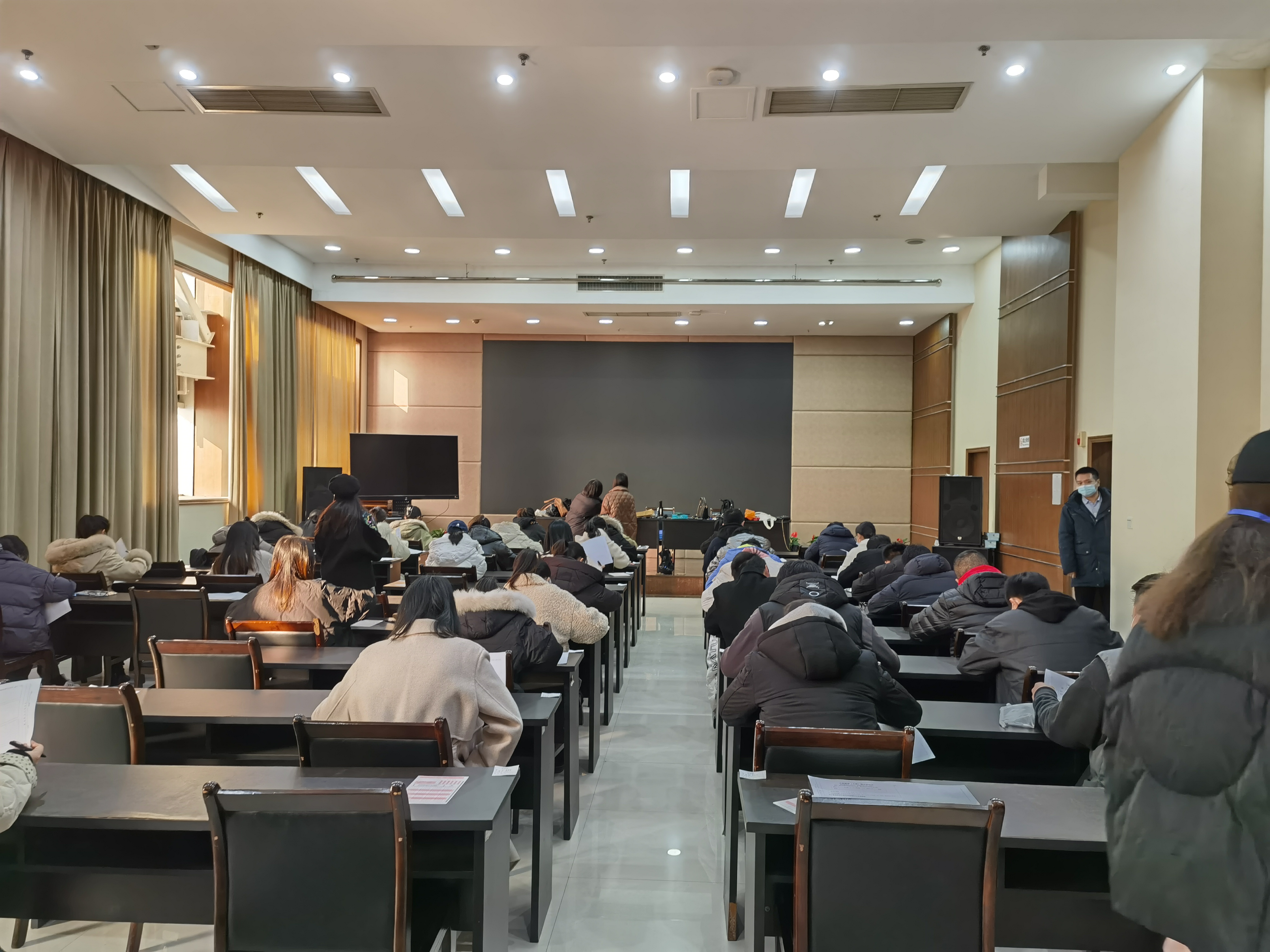 1642646454930240.jpg 圖為筆試現場2.jpg